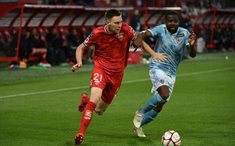 注意力完全不在比赛中！勇士内线支柱在场上的效果真是越来越差了